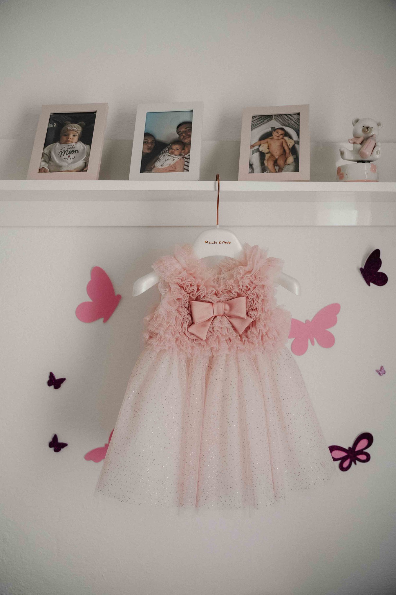L’abito rosa della bambina durante i preparativi