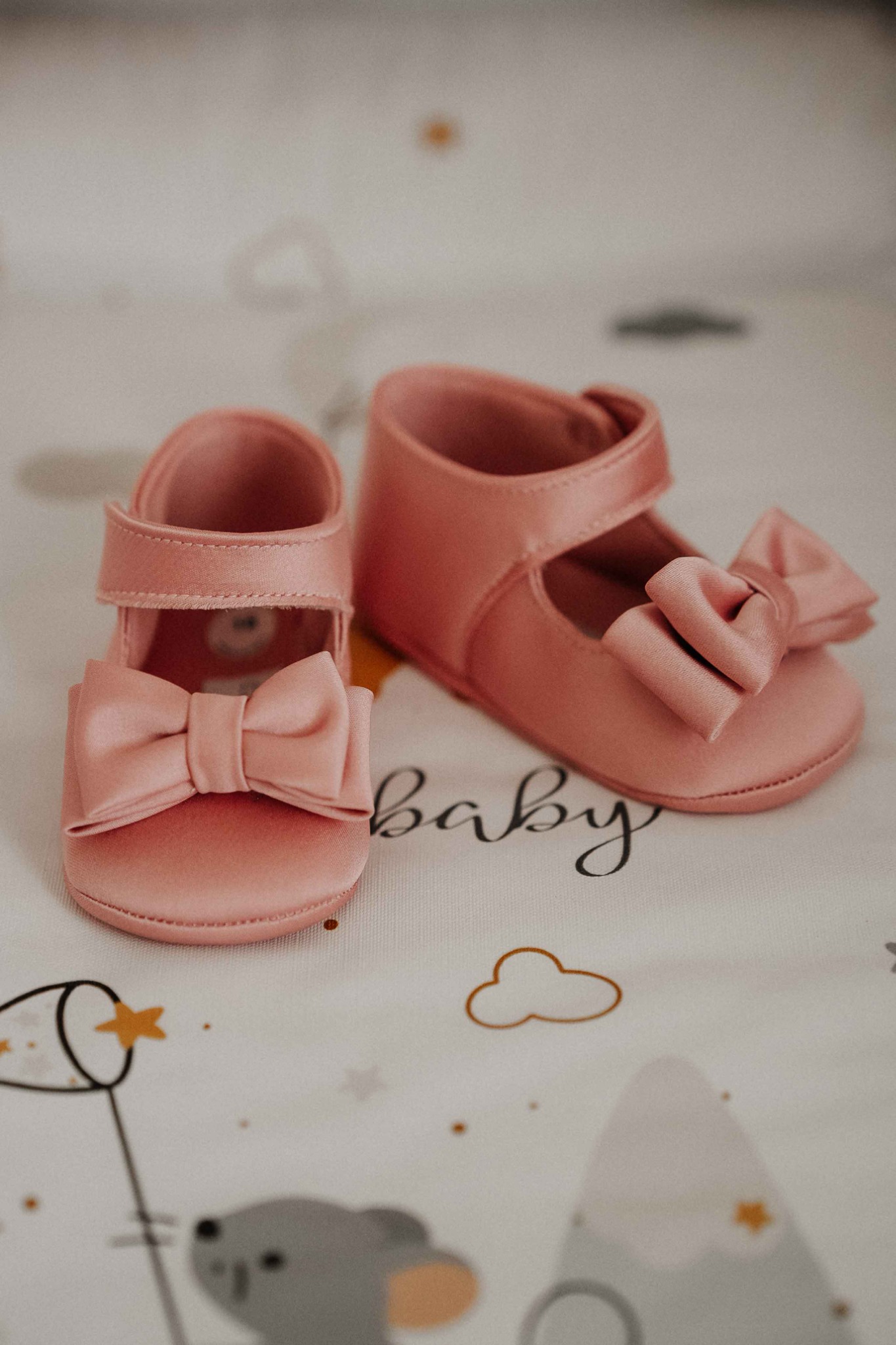 Le scarpine rosa e i dettagli della bambina
