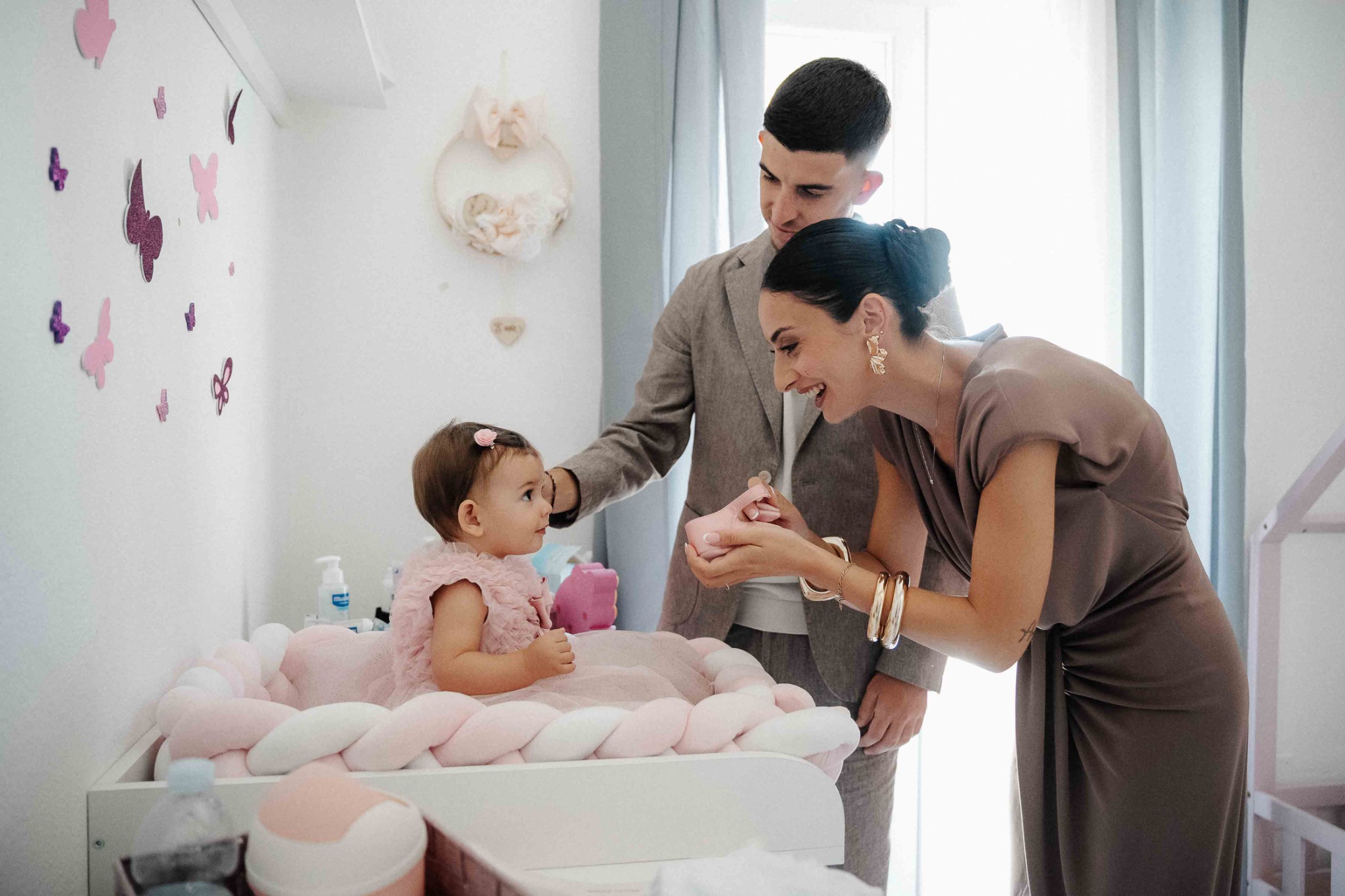 La famiglia insieme durante i preparativi