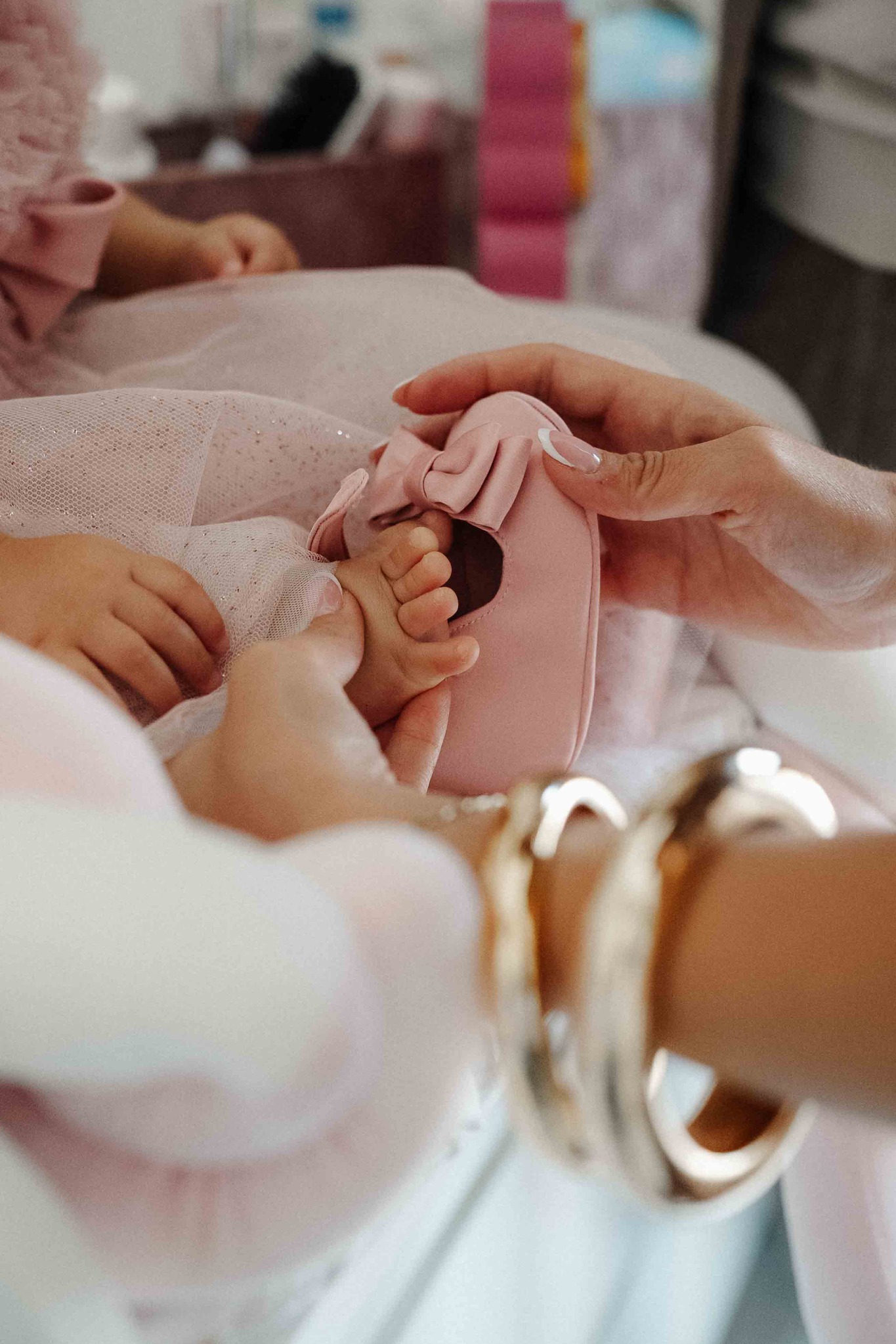 Le mani sistemano le scarpine della bambina