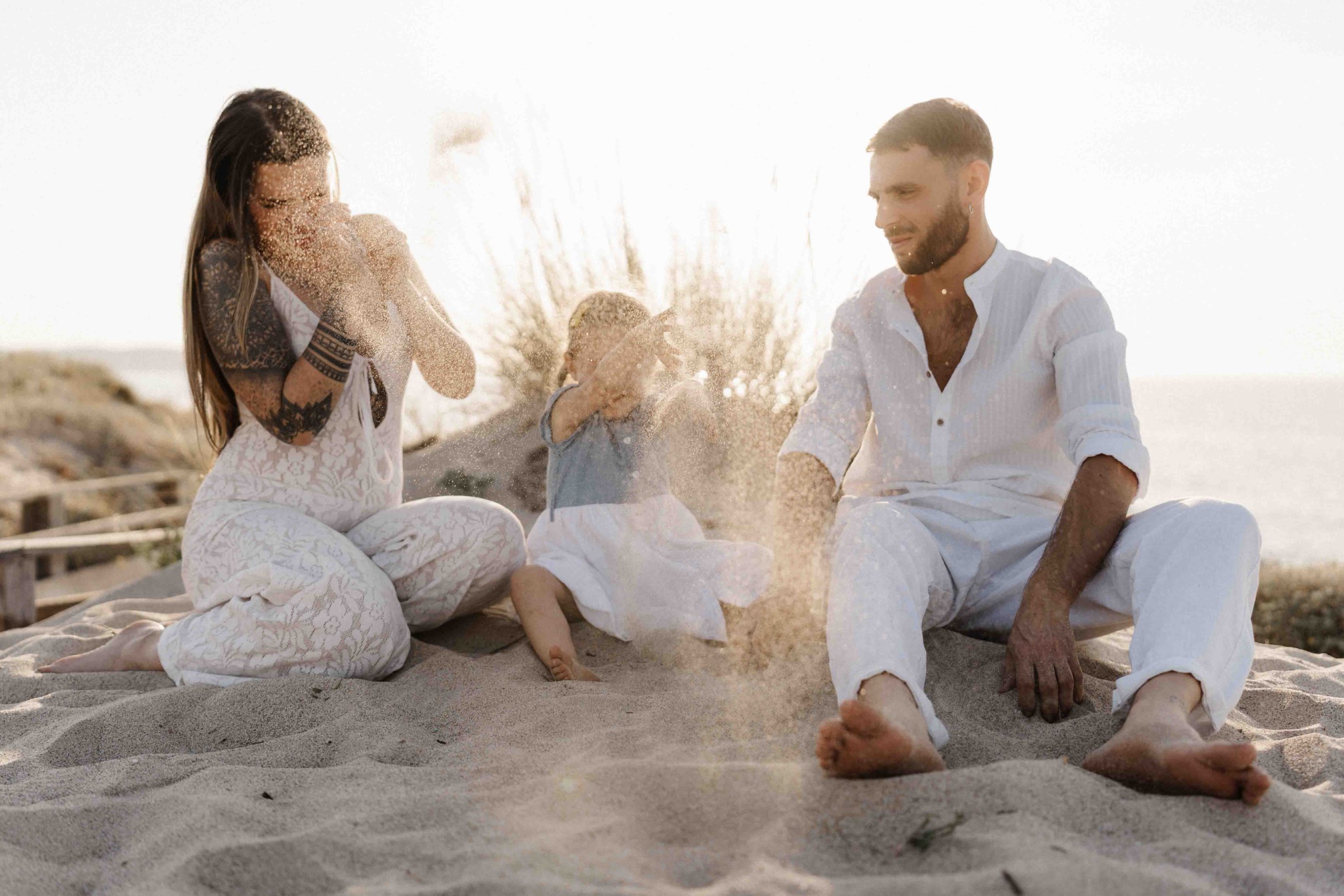 Un momento insieme tra le dune al tramonto