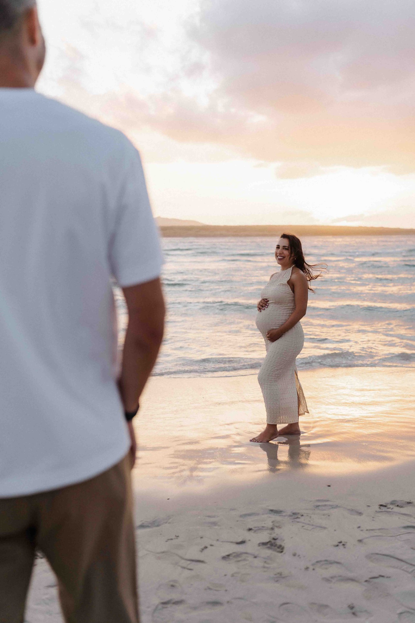 La futura mamma al tramonto davanti al mare