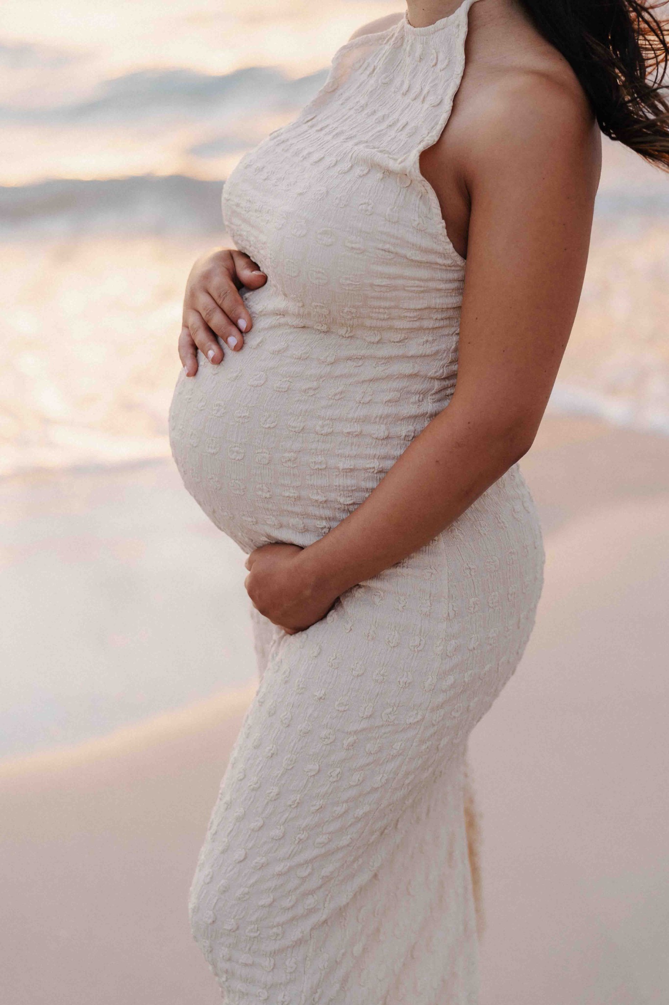 Le mani della futura mamma sul pancione
