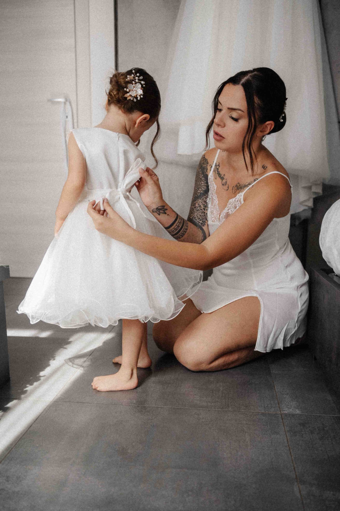 La sposa con una bambina durante i preparativi