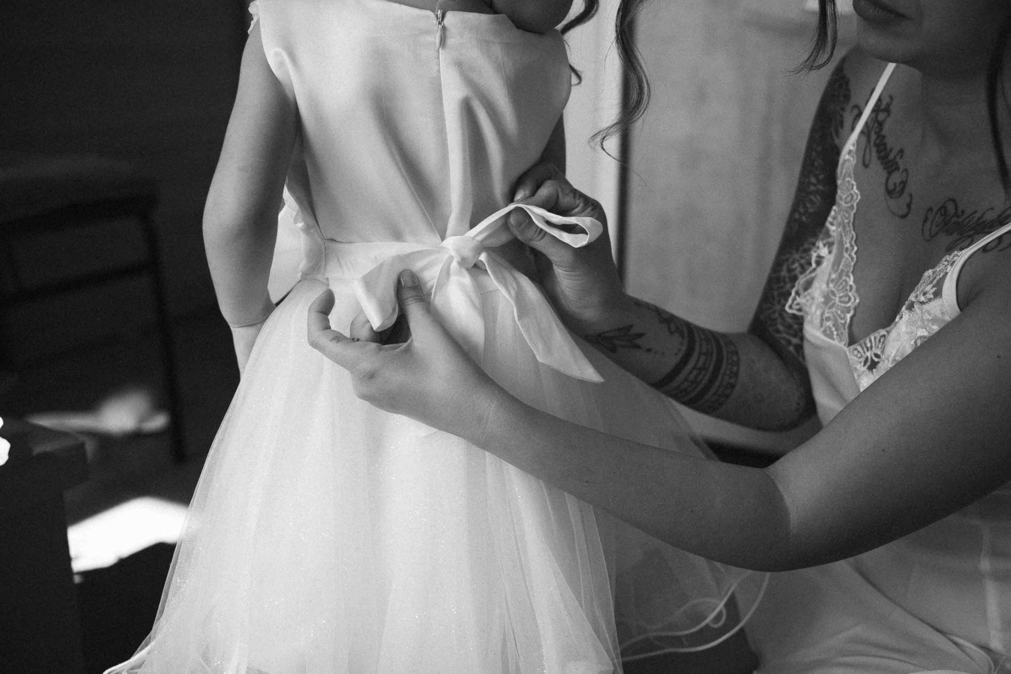Gli ultimi dettagli dell’abito della sposa