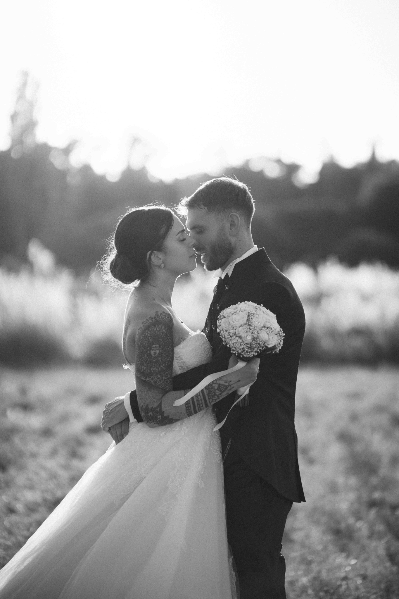 Il bacio degli sposi all’aperto