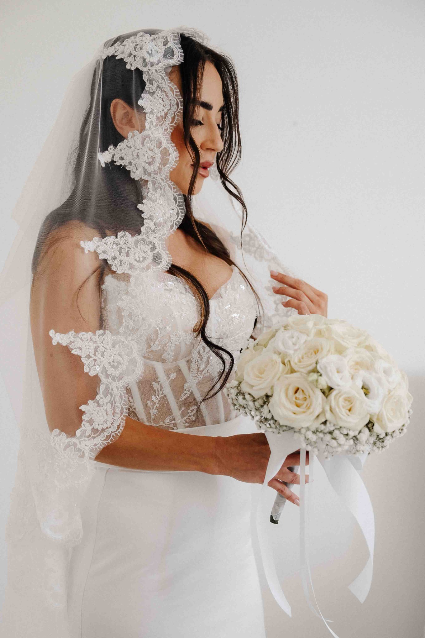 Ritratto della sposa con velo e bouquet