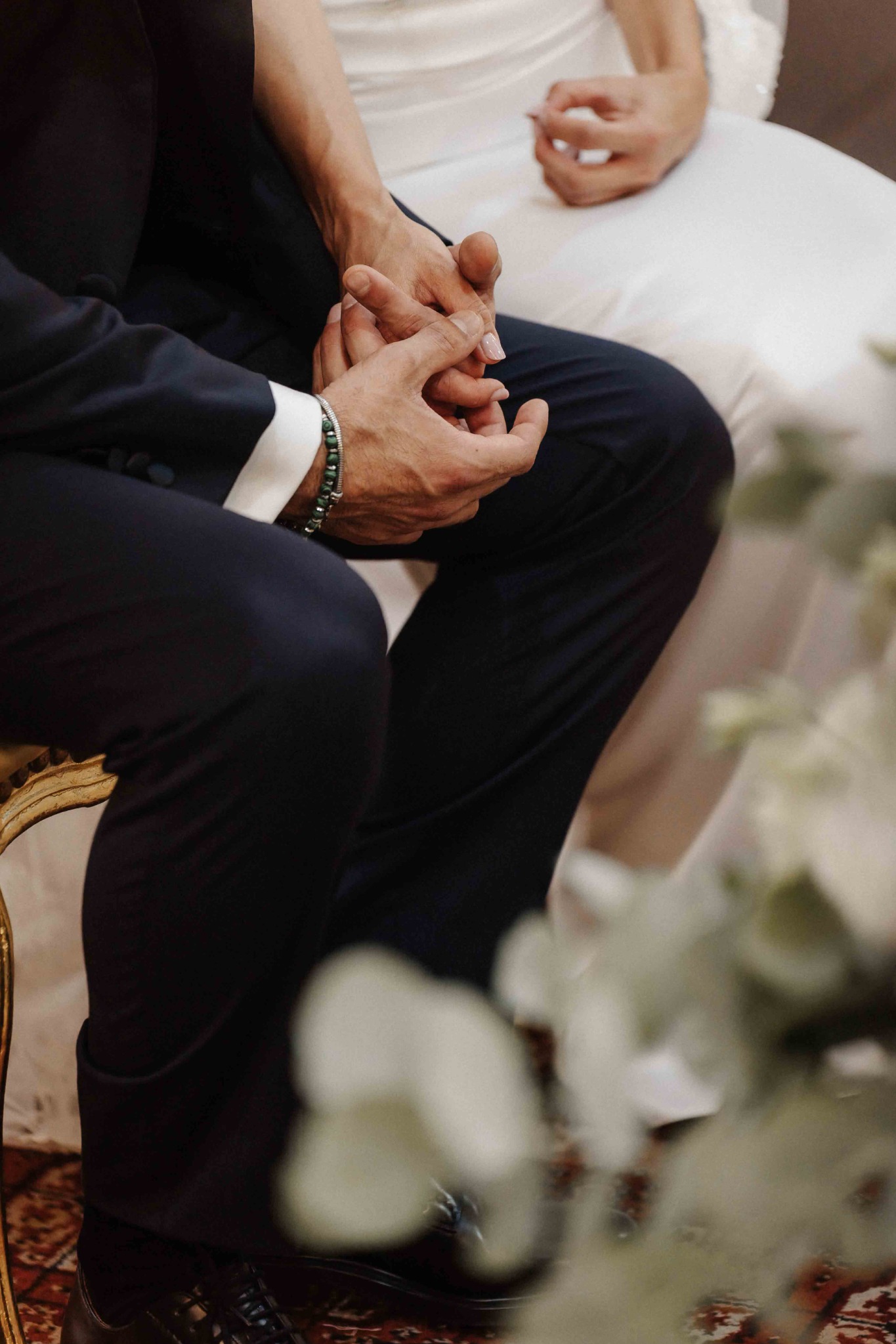Le mani degli sposi durante la cerimonia