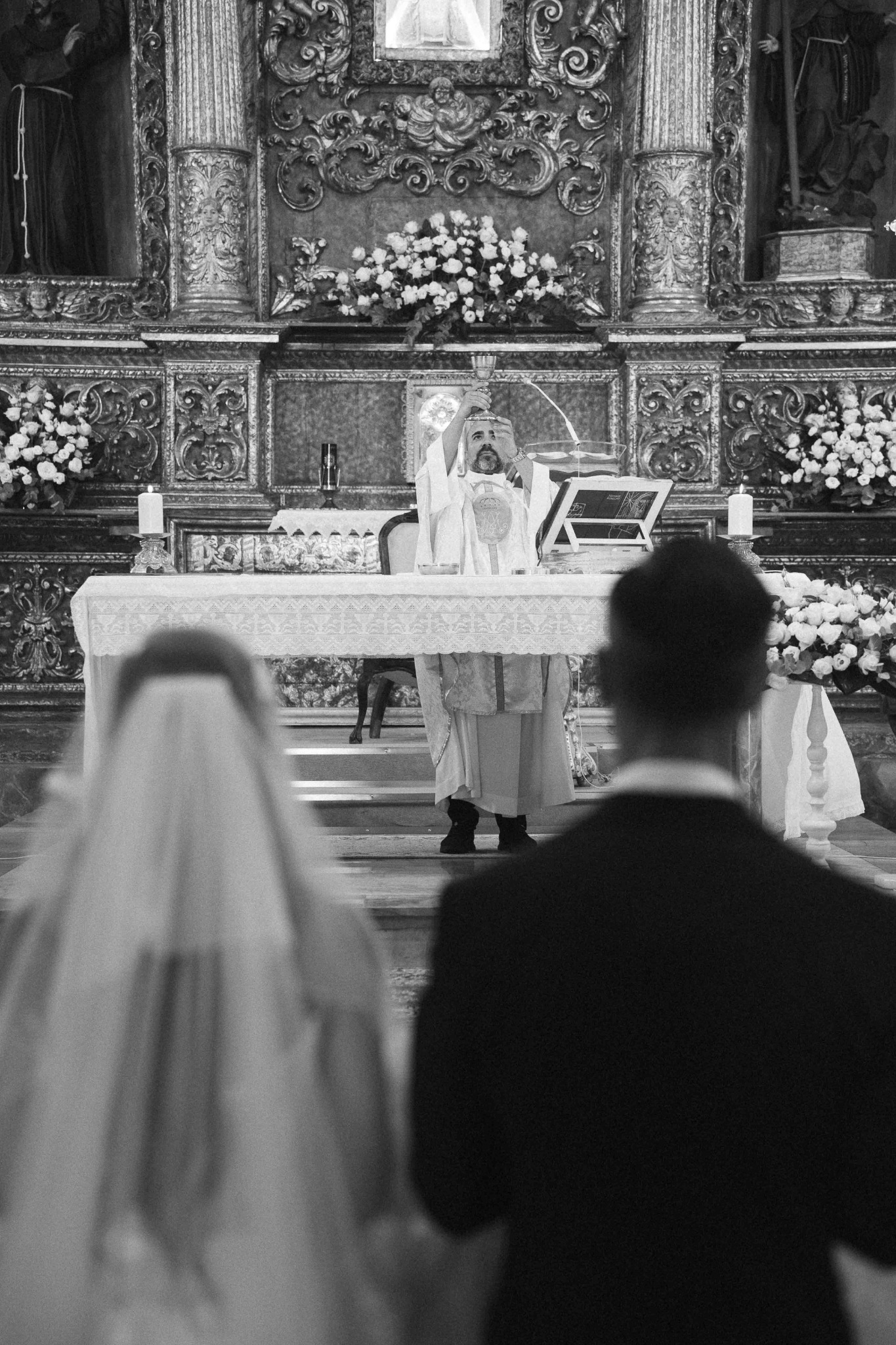 Gli sposi davanti all’altare