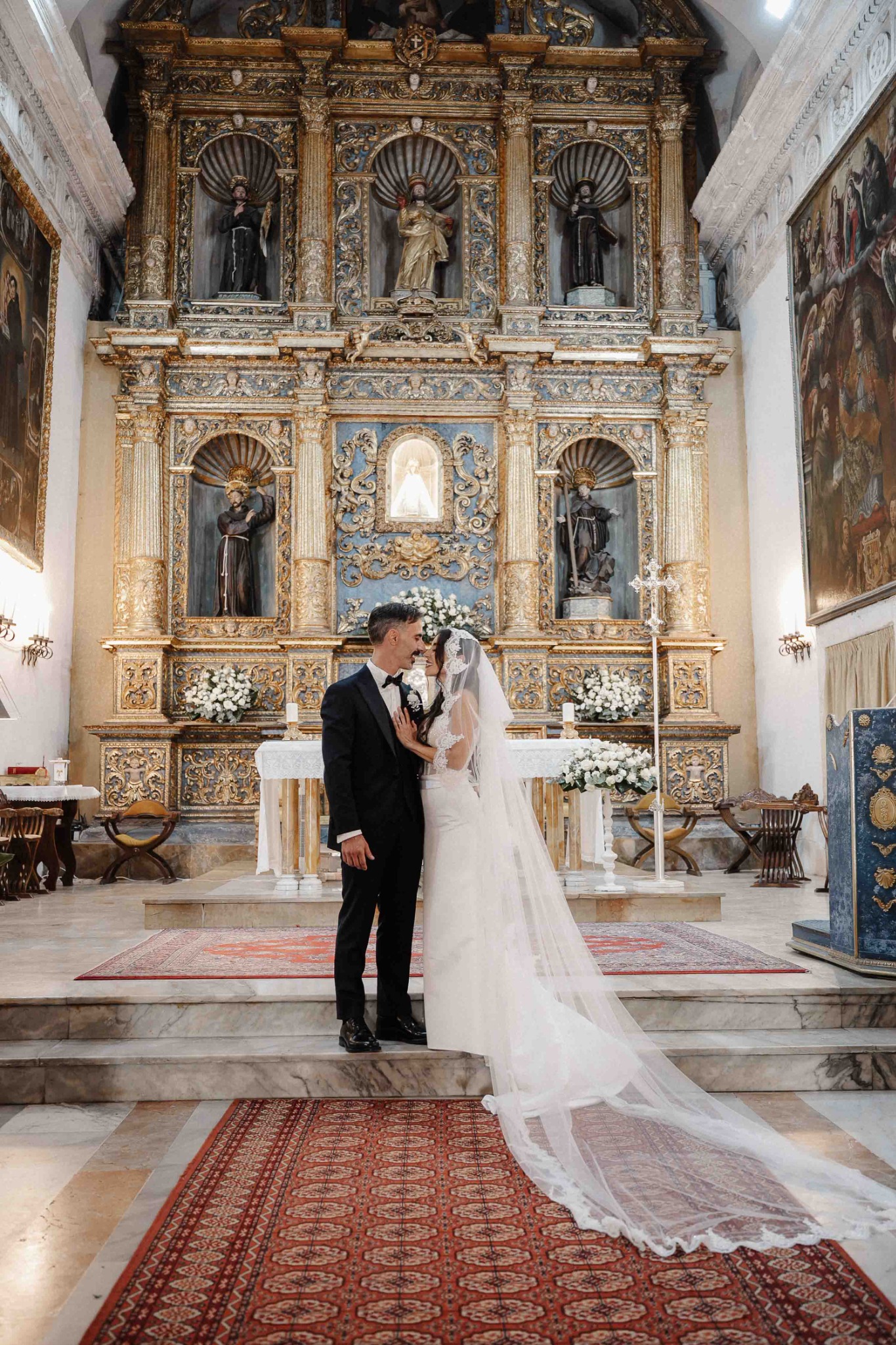 Gli sposi insieme in chiesa