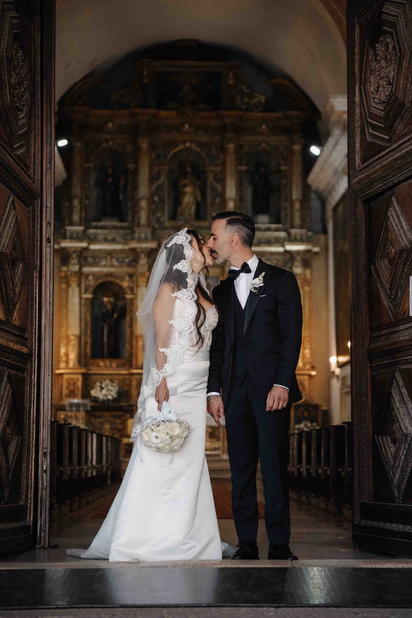 Il bacio degli sposi in chiesa