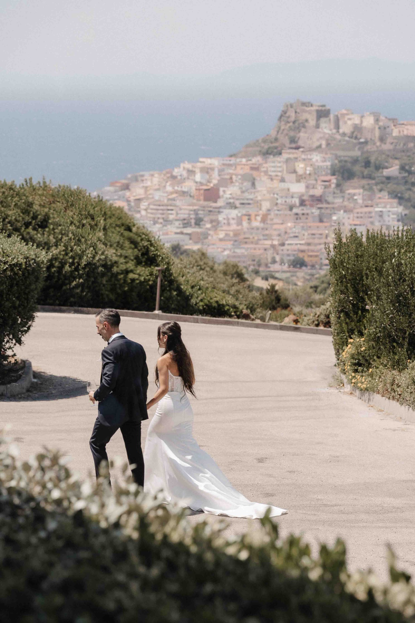 Gli sposi camminano all’aperto