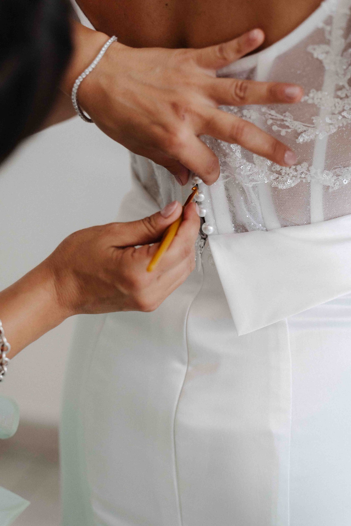 Gli ultimi dettagli dell’abito della sposa