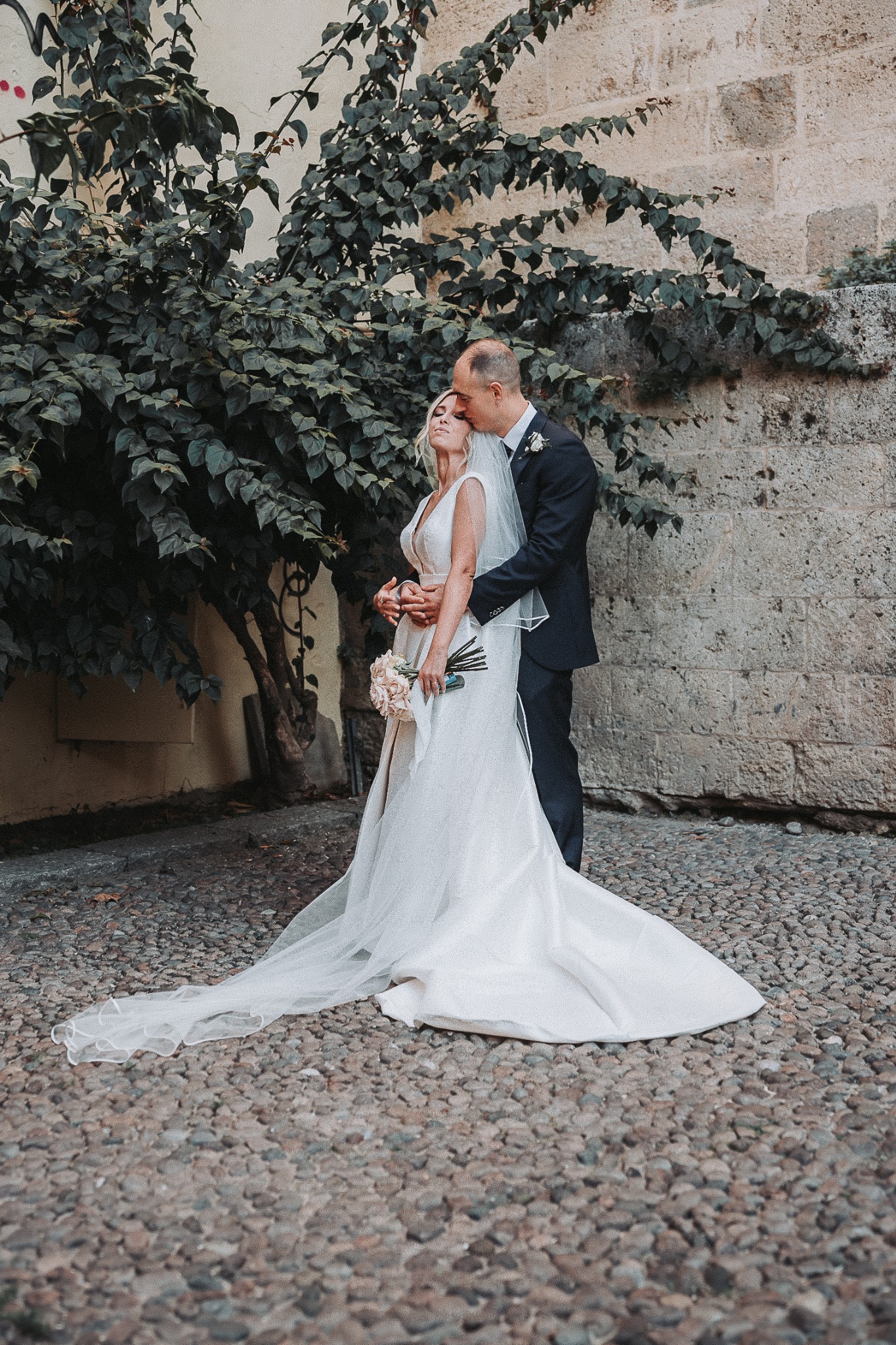 Gli sposi abbracciati in giardino