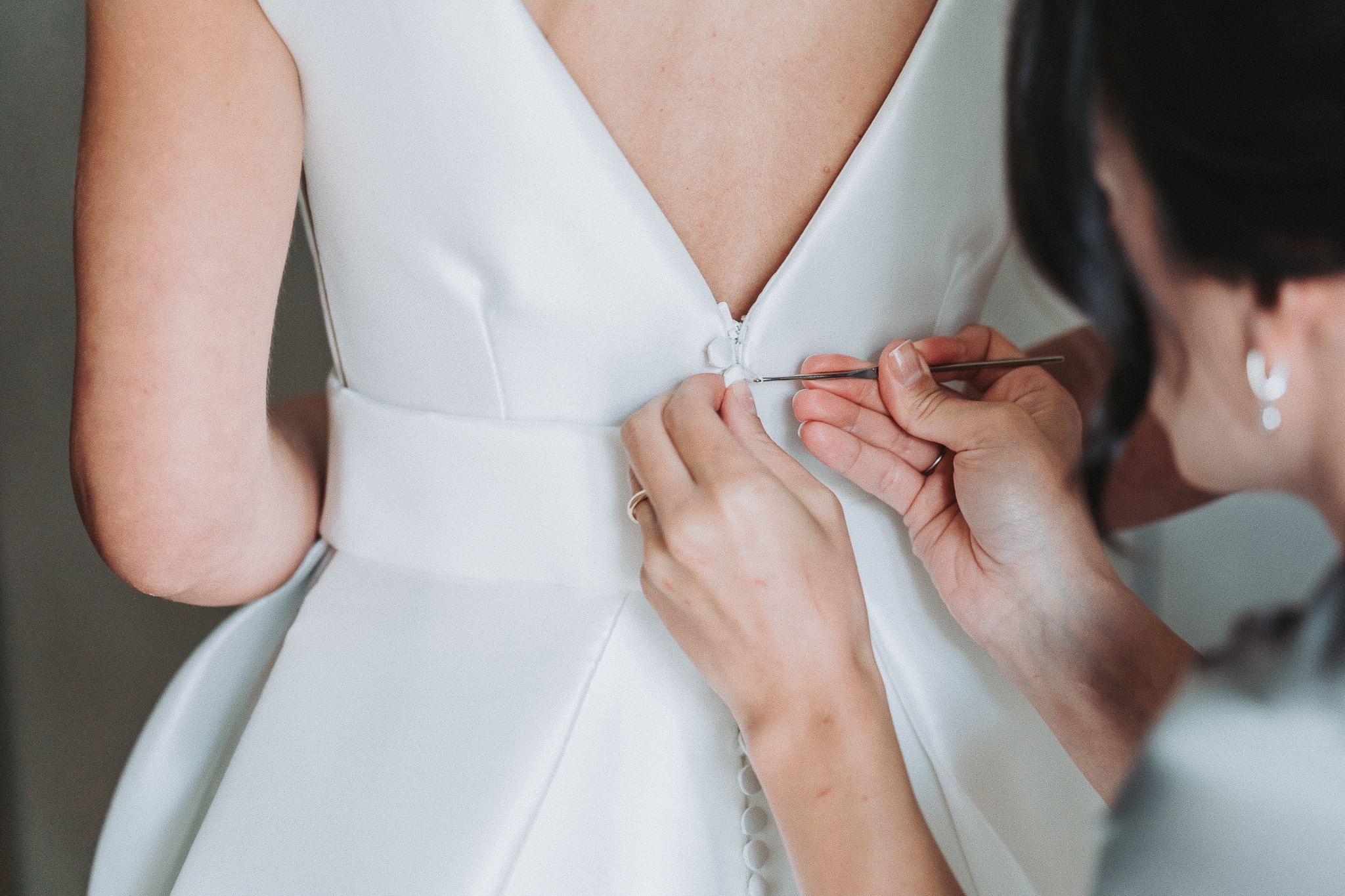 Gli ultimi dettagli dell’abito della sposa