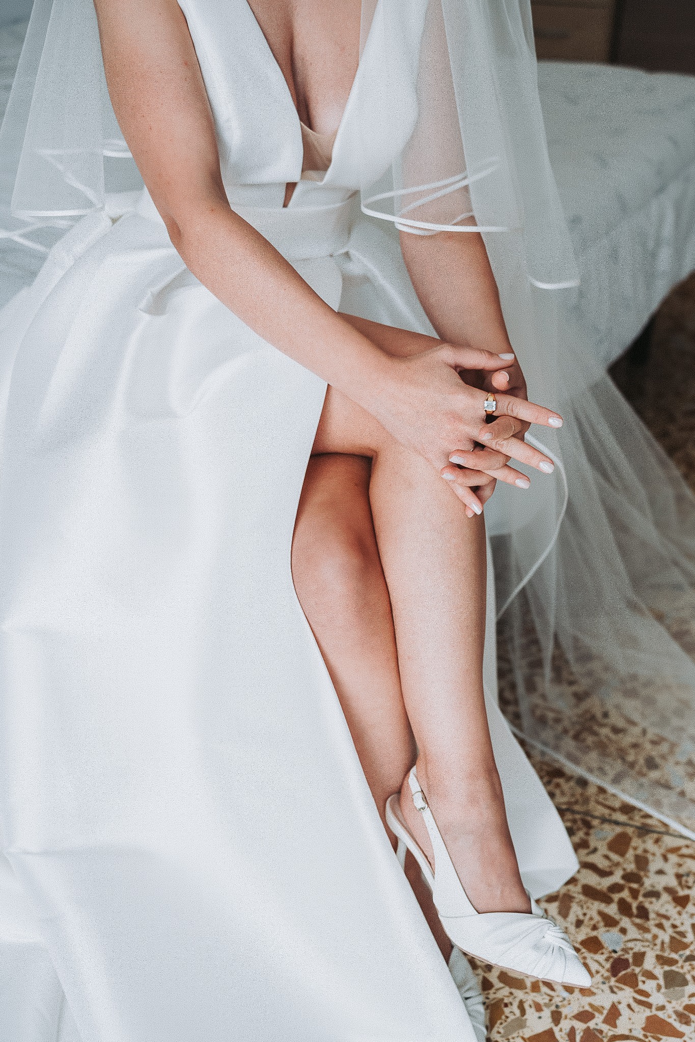 La sposa indossa le scarpe
