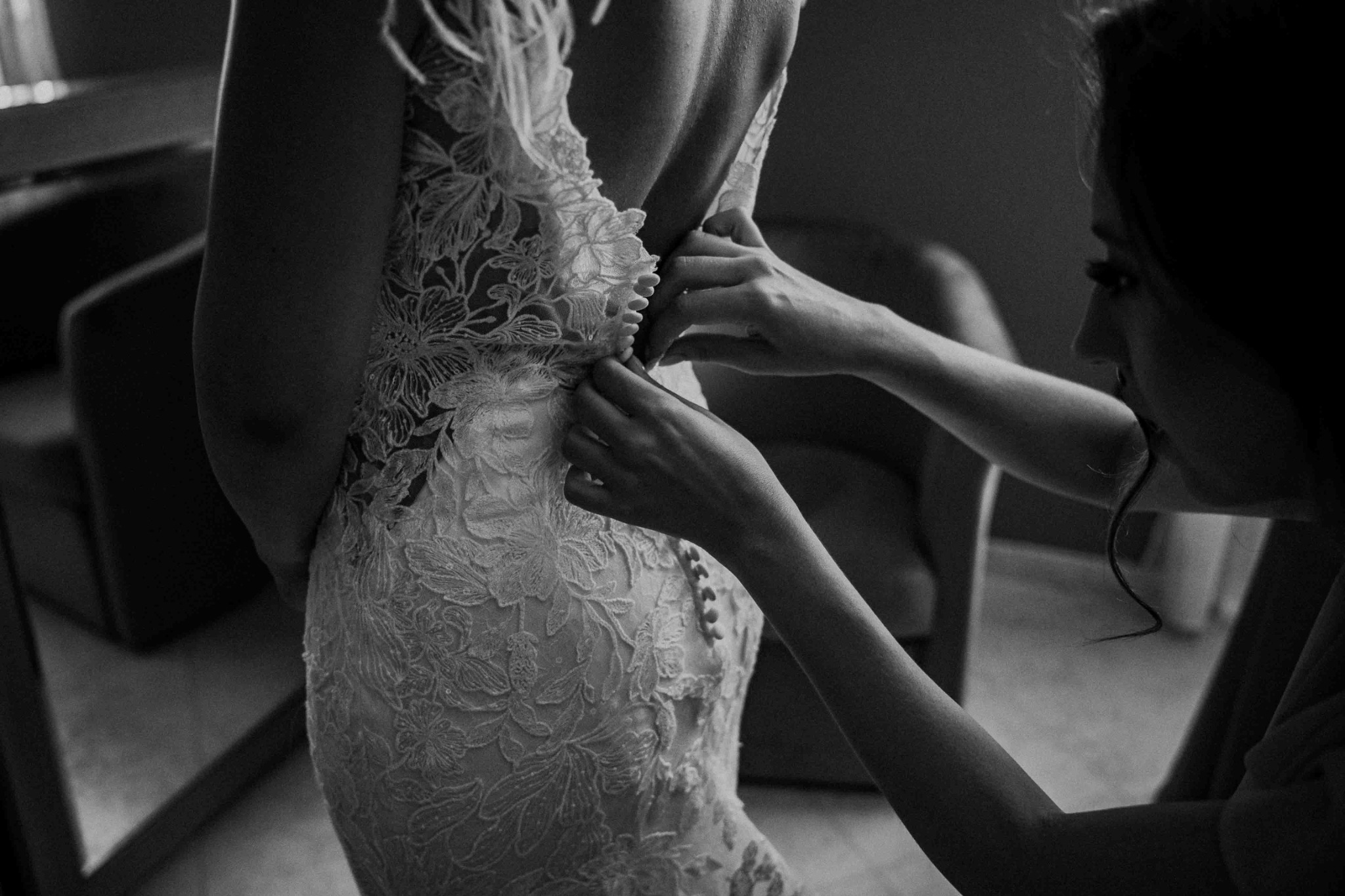 Dettaglio dell’abito della sposa durante i preparativi