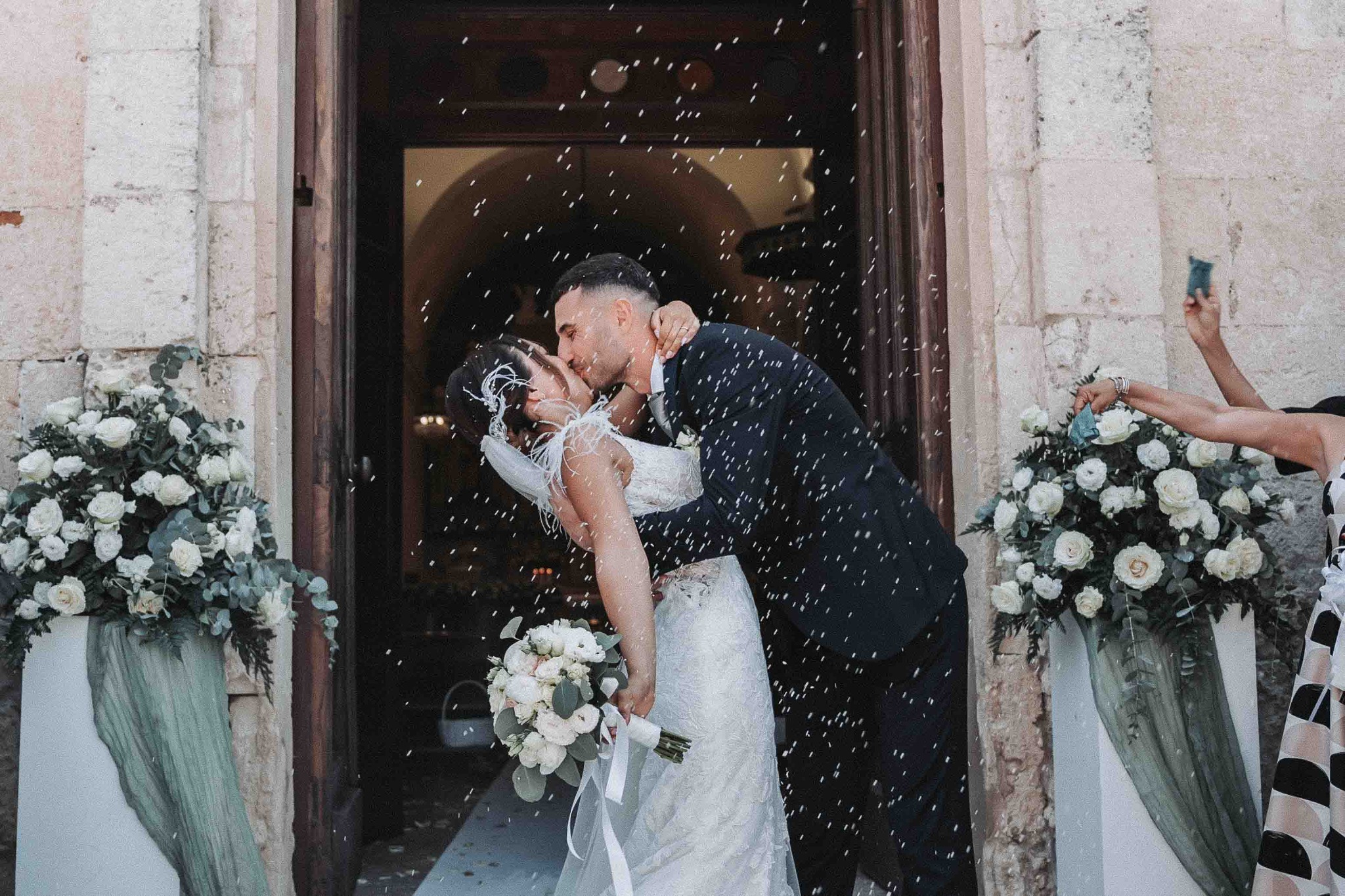 Il bacio degli sposi all’uscita della chiesa