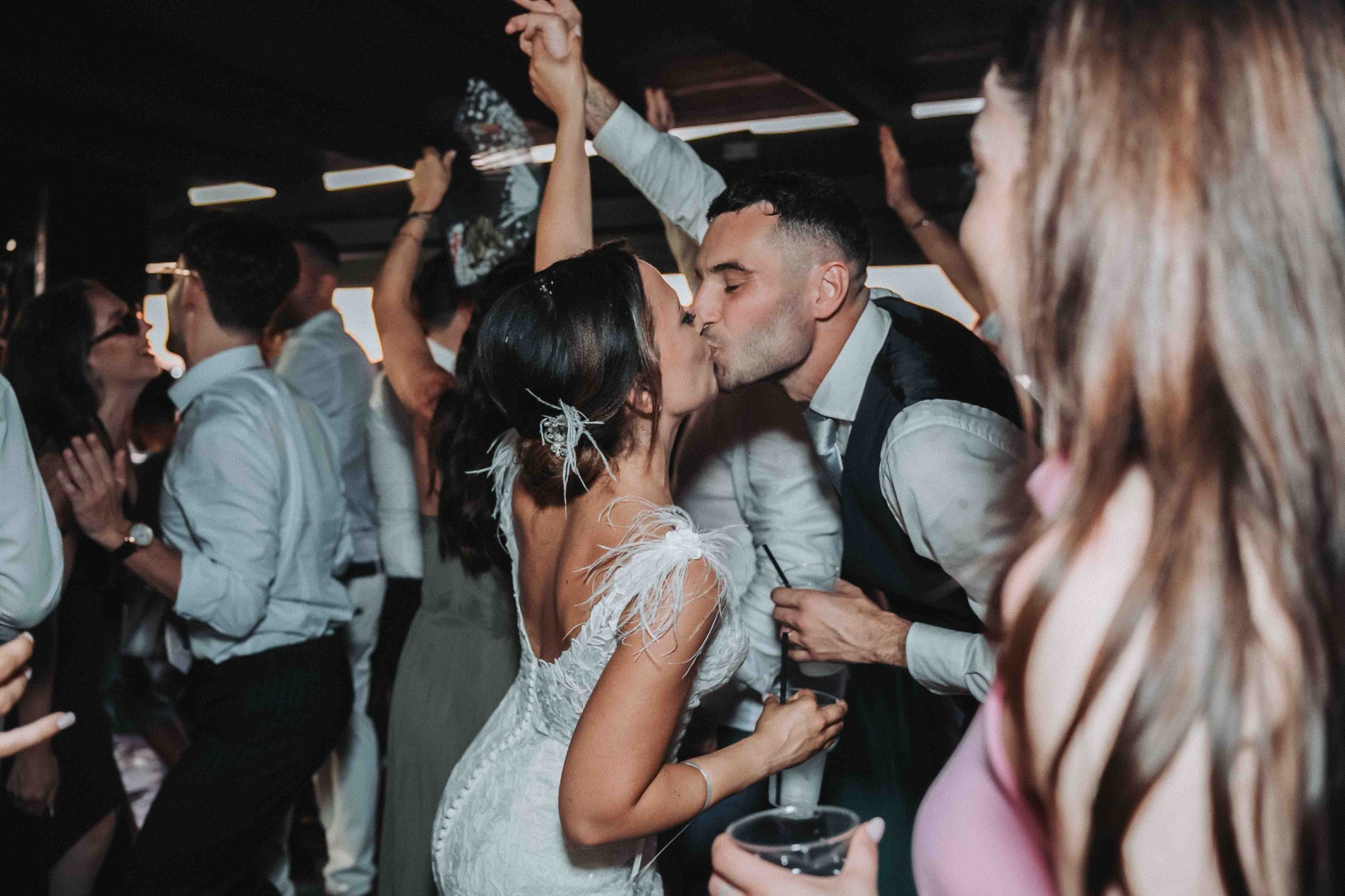 Gli amici festeggiano gli sposi