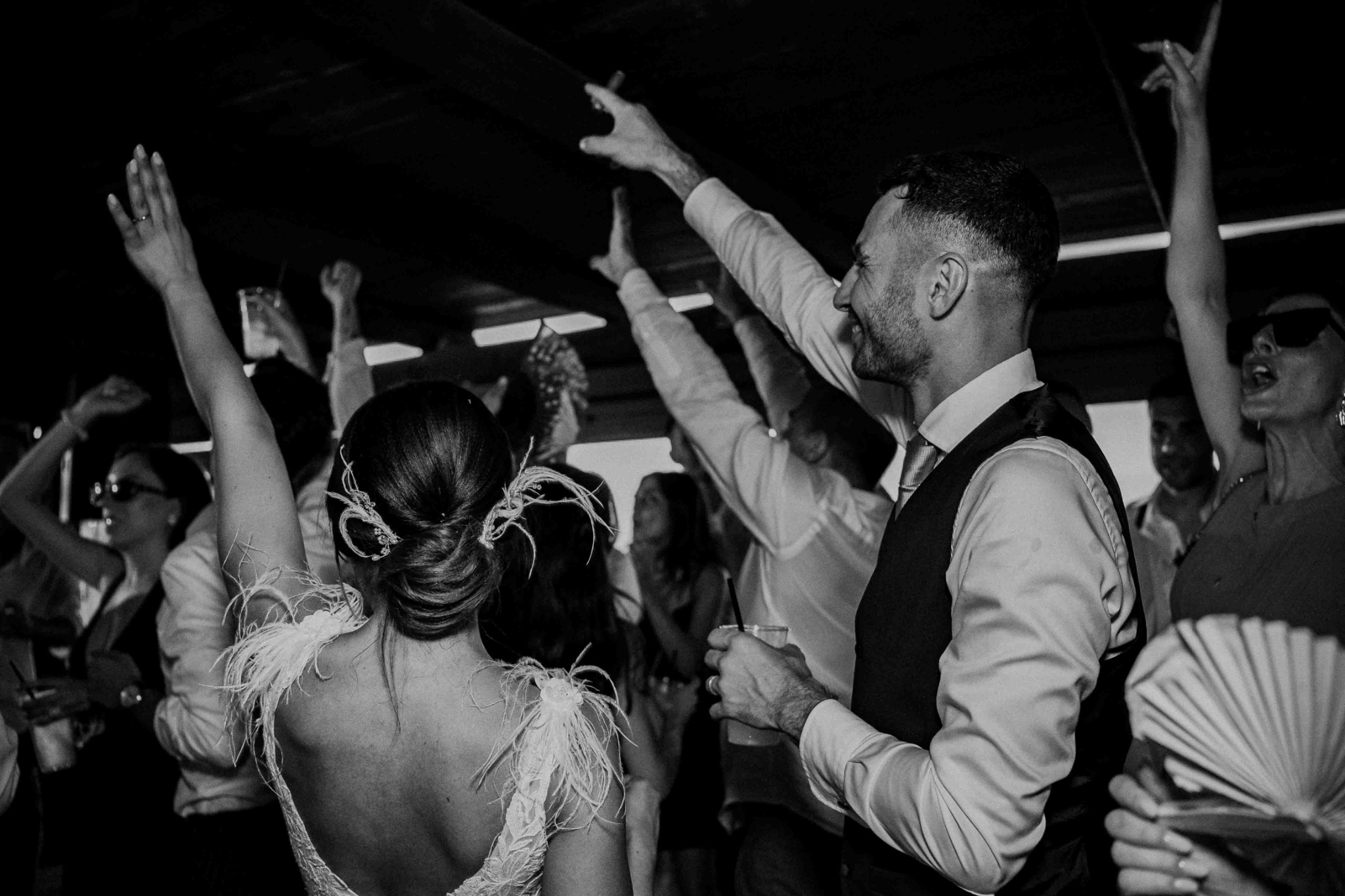 Gli invitati e gli sposi durante la festa